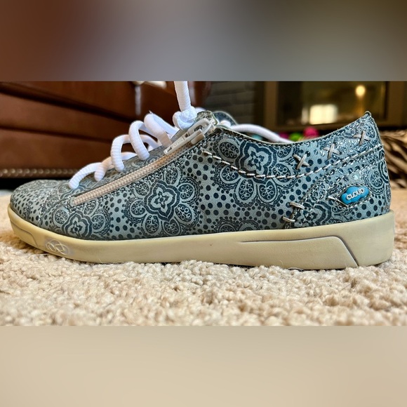 Meet AlKA, the best-selling CLOUD sneaker. - Picture 2 of 9